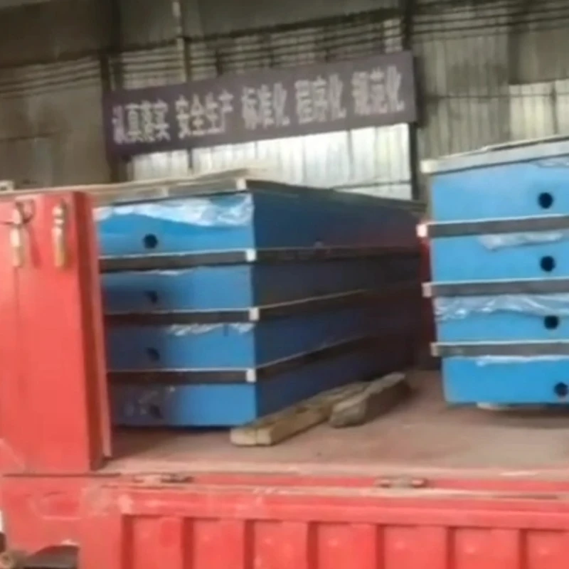 कास्ट इन क्यायर फलामको निरीक्षण प्लेटफर्म प्लेटफर्महरू ढुवानीको लागि गाडीमा लोड हुँदैछ